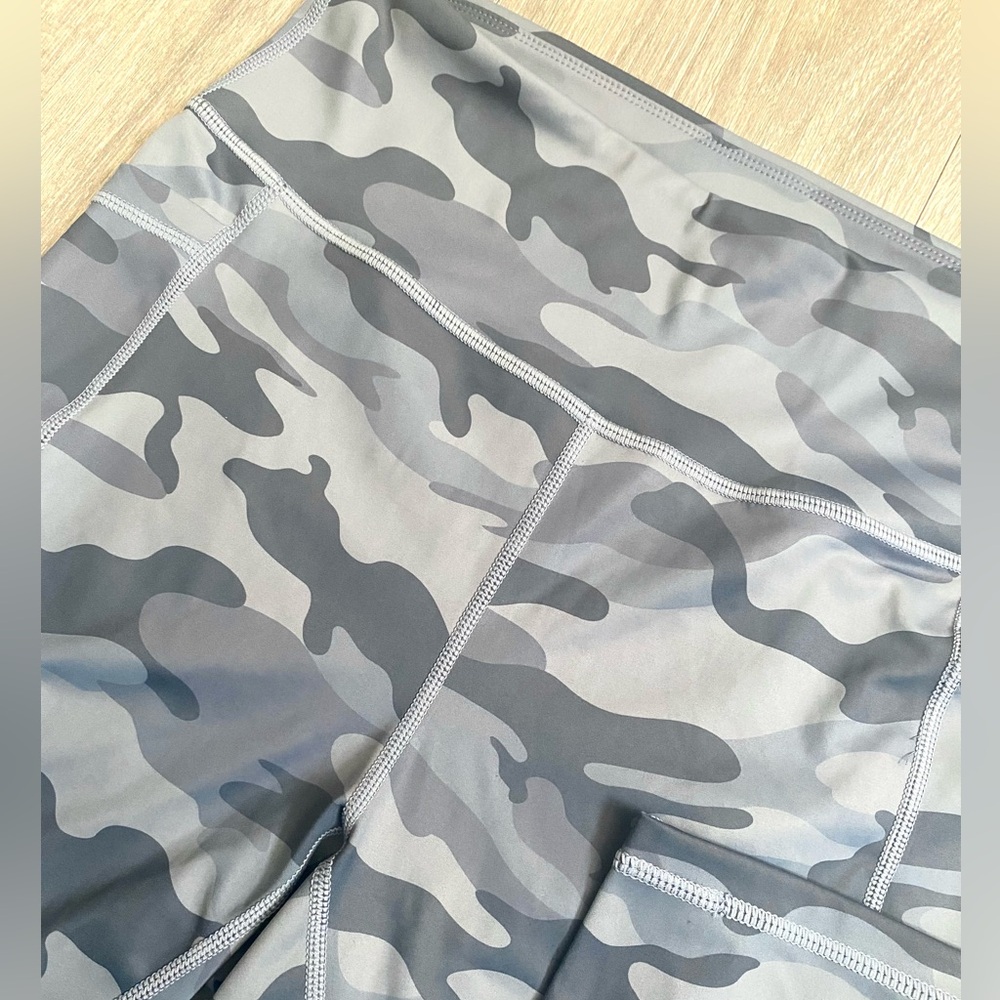 NWOT GRAY BLUE CAMO COMPRESSION LEGGINGS SIZE XL POCKETS SPANDEX - Picture 6 of 7